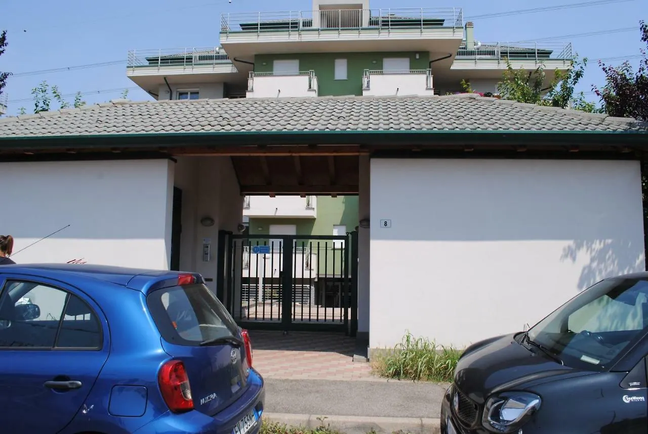 Bnbook - Metropolitan Expo Flat Rho 0*,  Italia